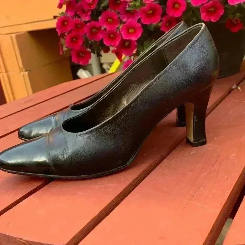 Etienne Aigner two tone, black leather pumps size 7 1/2